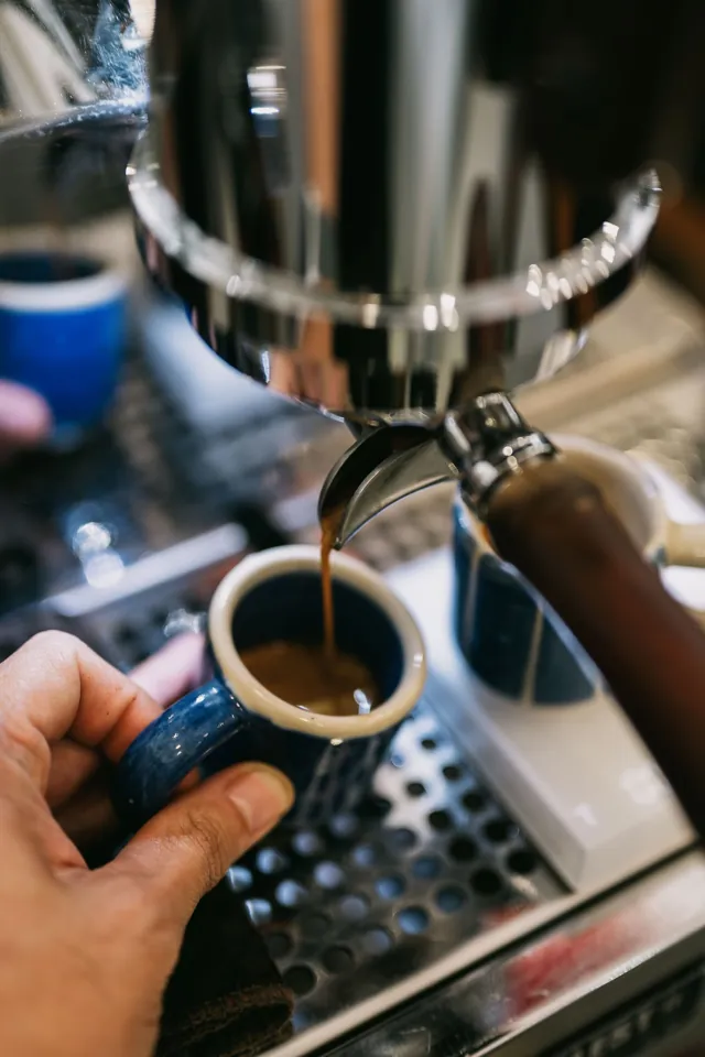 Espresso chảy vào ly